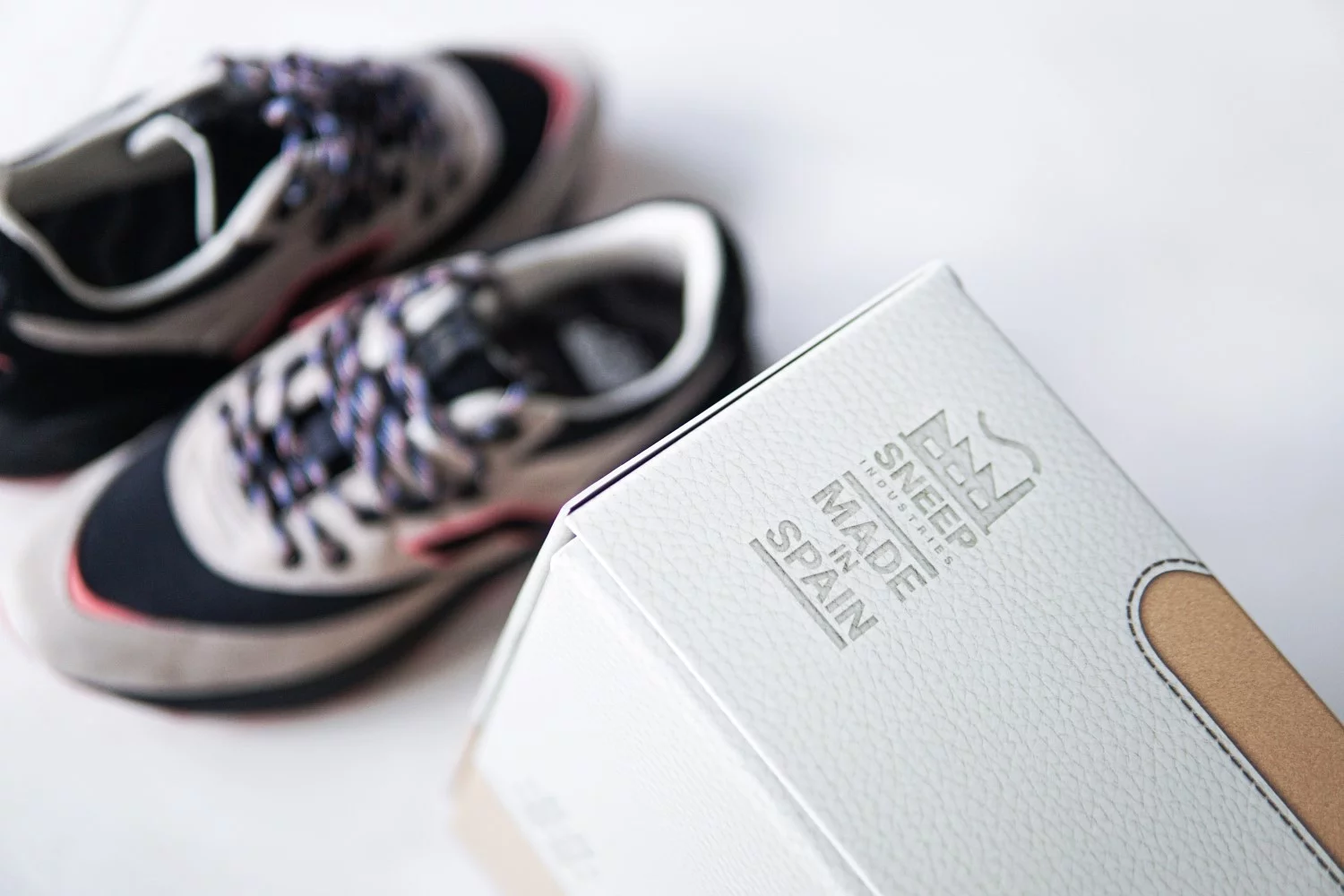 Bild vom Sneep Crew Sneaker mit Schuhkarton